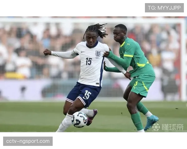 转播镜头捕捉到图赫尔因球员一次回追不及时，当场查看平板电脑上的实时跑动数据